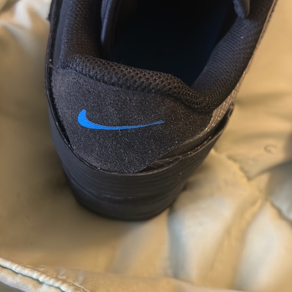 Nike shoes - Picture 3 of 6